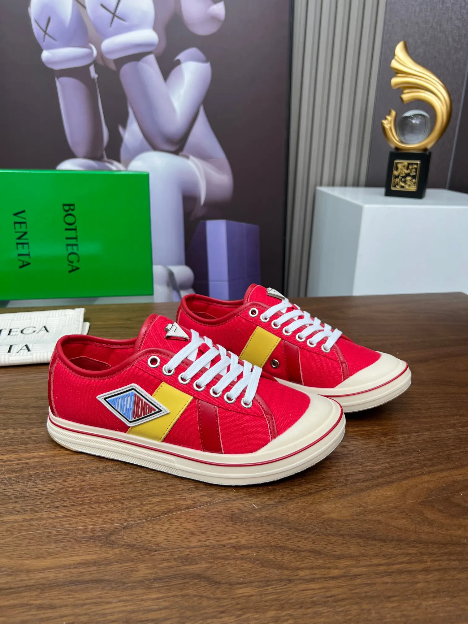 Men's men's shoes 💰500💰 Bottega Veneta BV's latest Eliot series retro basketball shoes casual sports canvas shoes will become gods once it is launched‼ ️ Inspired by retro basketball sneakers, the color combination highlights youthful vitality and perfectly interprets the theme of youth and childlike innocence. The details are also very particular. The summer canvas brings excellent durability and comfort. Designs such as calfskin trim, rubber toe caps and hand-painted retro red lines are full of retro feel. The round toe and convex sole add a modern feel and are suitable for various styles. Easily create a fashionable atmosphere. The upper foot is the focus...can be worn as a couple's shoes...The red lines on each shoe edge are hand-painted, which adds more taste and attitude! ✦Fabric: Original customized high-density canvas + cowhide ✦Inner: original customized breathable canvas ✦Insole: movable latex cowhide insole ✦Sole: original molded non-slip and wear-resistant TPU material ✦Sole thickness: 3cm, low-profile, single shoe ✦Number of sizes: female size 35--40, female 40 is customized and non-returnable❕ ✦Number: male size 39--45, male 45 is customized and non-returnable❗️